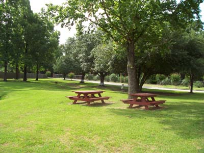 Optimist Village Orange TX senior apartment picnic area, senior living Beaumont Tx, senior housing Beaumont TX, SETX senior housing, low income senior housing SETX, Southeast Texas senior apartments